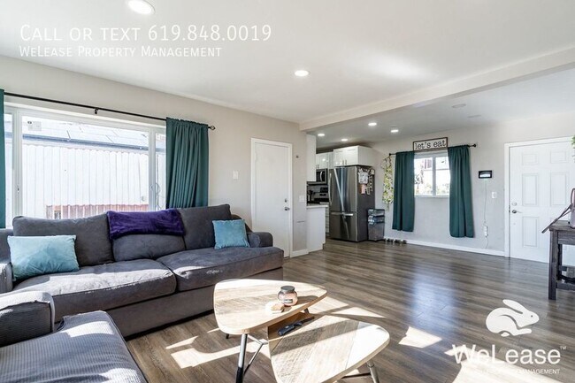 Building Photo - Cozy and Bright with amazing views!