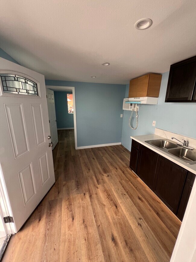 Cocina 2 - 9613 Anzac Ave