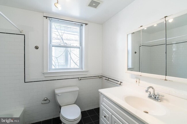 Building Photo - 2546 W Girard Ave
