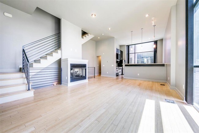 Building Photo - 3200 Thomas Ave