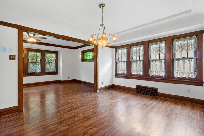 Foto del edificio - Charming Single-Family Home with 4 Bedrooms