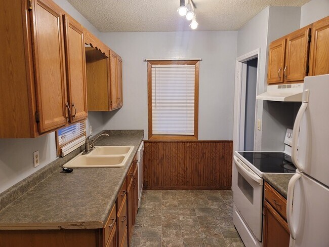 Building Photo - Three bedroom one bath house for rent.