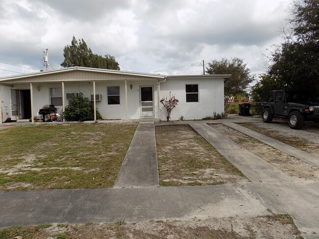 Building Photo - Charming Half Duplex unit