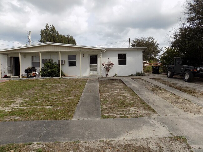 Foto del edificio - Charming Half Duplex unit