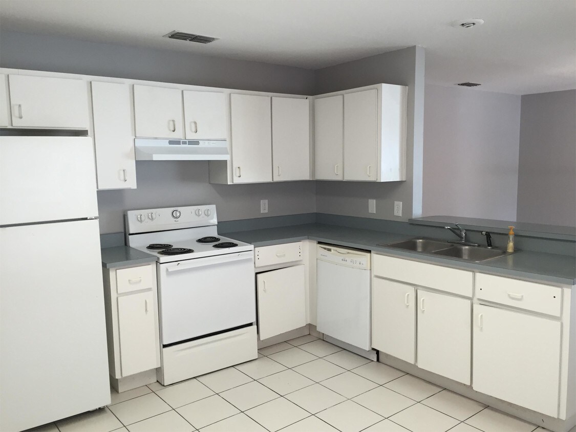 Primary Photo - 1702 Palmetto Ct