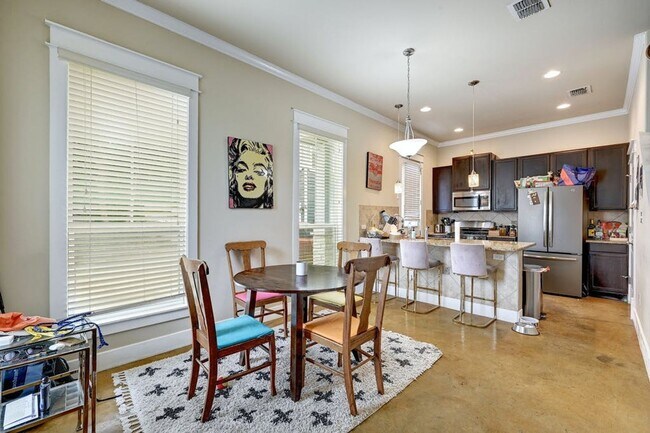 Foto del edificio - 507 W N Loop Blvd