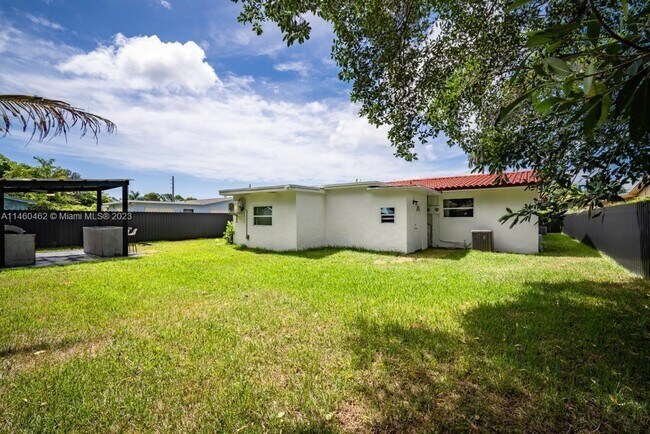 Foto del edificio - 1521 NE 148th St