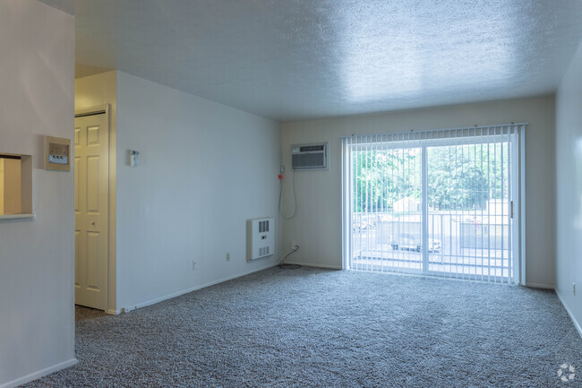 1BD, 1BA - 600-635SF - Cross Creek Garden Apartments