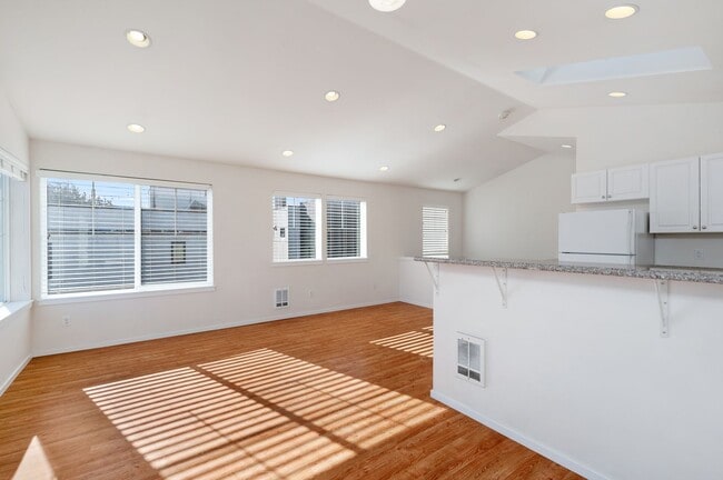 Building Photo - 1213 Townhomes