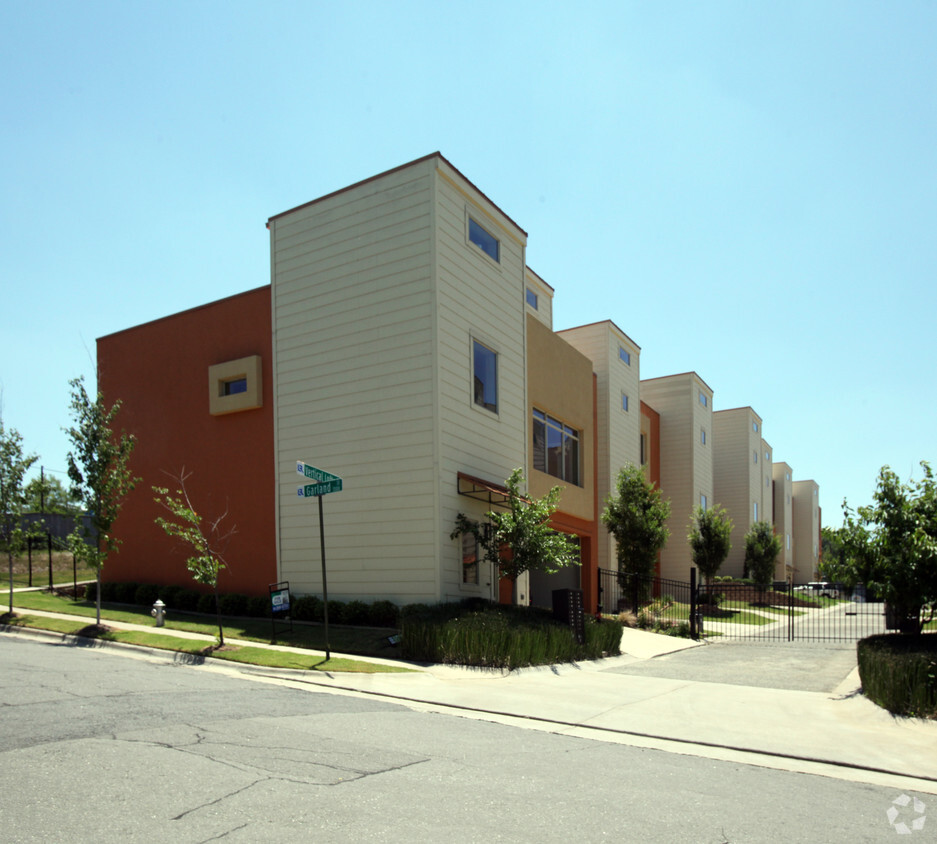 Foto del edificio - 100-116 Vertical Lofts Dr