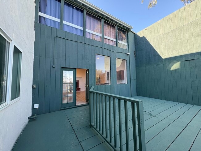 Building Photo - 1402 San Remo Dr