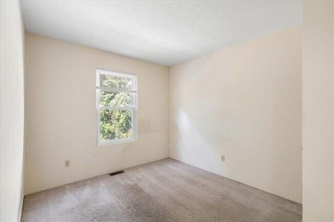Building Photo - 4 Bed/2.5 Bath Townhome Near VT