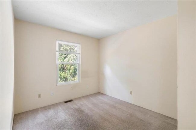Foto del edificio - 4 Bed/2.5 Bath Townhome Near VT