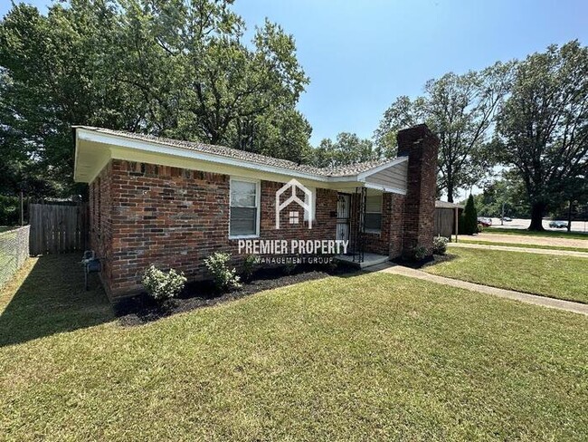 Building Photo - FIRST MONTHS RENT FREE!