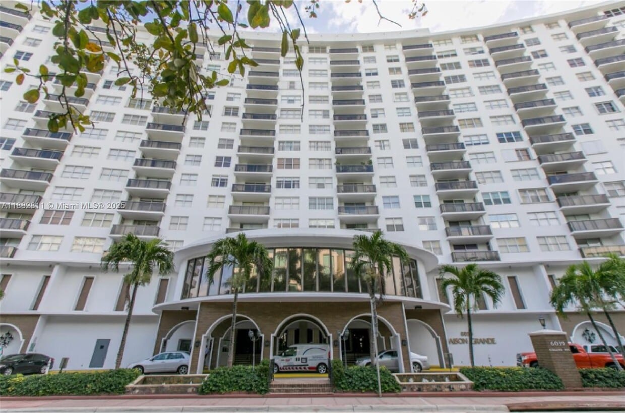 Primary Photo - 6039 Collins Ave