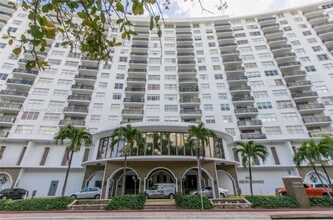 Building Photo - 6039 Collins Ave