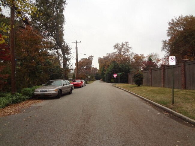 Building Photo - Wonderful 1 Bedroom near Chickasaw Gardens