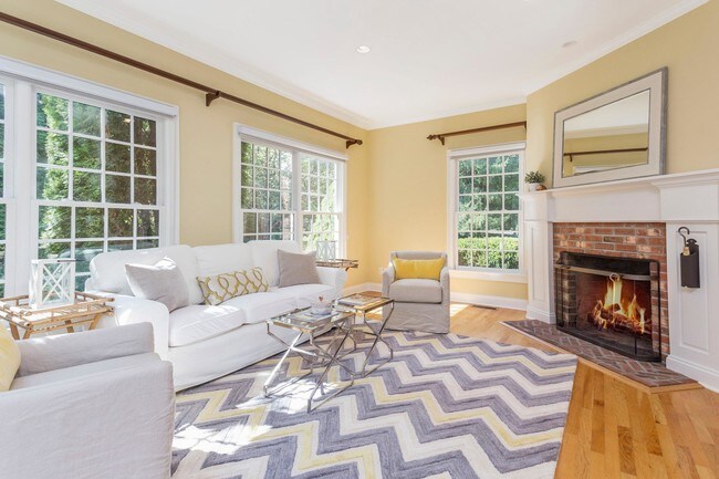 Foto del edificio - 244 Hollow Tree Ridge Rd