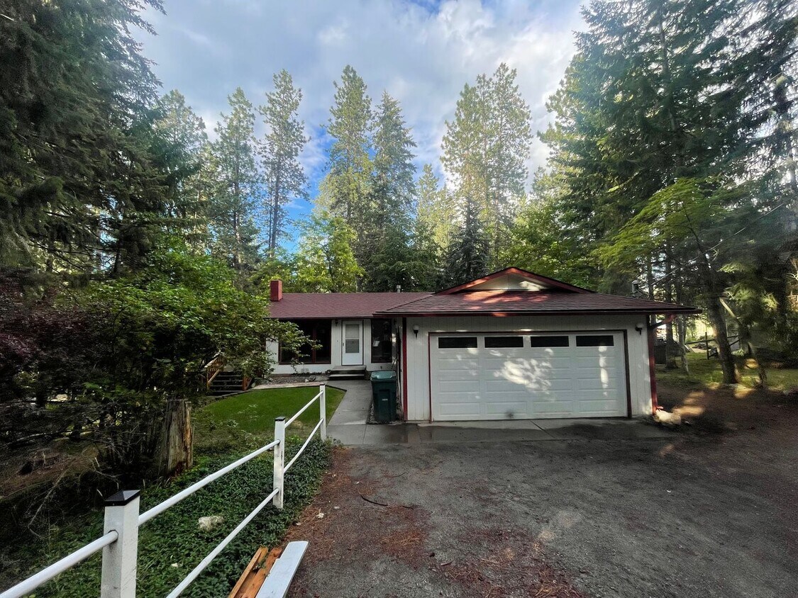 Primary Photo - Post Falls House with Acreage!