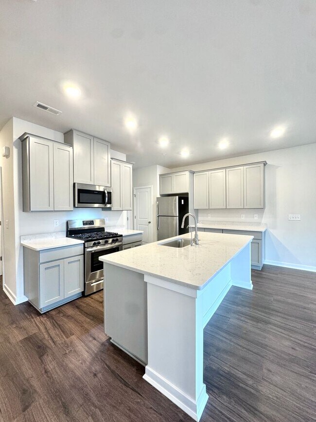 Foto del edificio - THREE BEDROOM/2.5 BATH TOWNHOME in Southern Lehigh School District