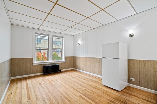 Building Photo - 1442 W Howard St