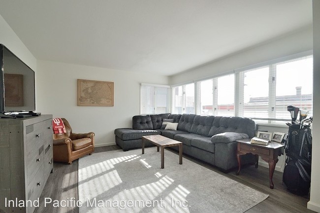 Building Photo - 116-124 10th St