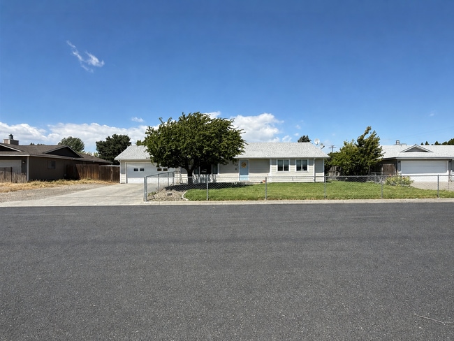 Building Photo - Spacious Kennewick Home with RV Parking & Incredible Outdoor Living!