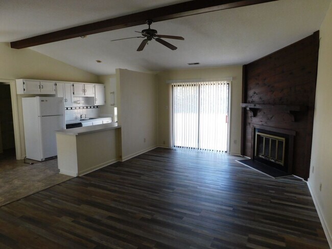 Building Photo - Home located in the heart of Havelock!