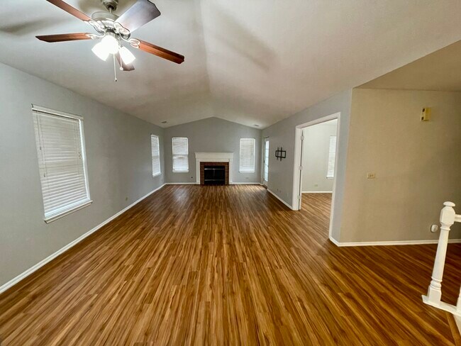 Foto del edificio - 1185 Russellwood Ct
