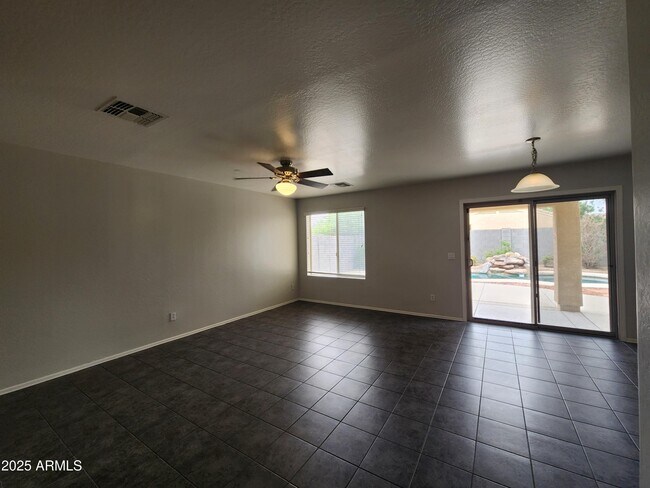 Foto del edificio - 13921 W Port Royale Ln