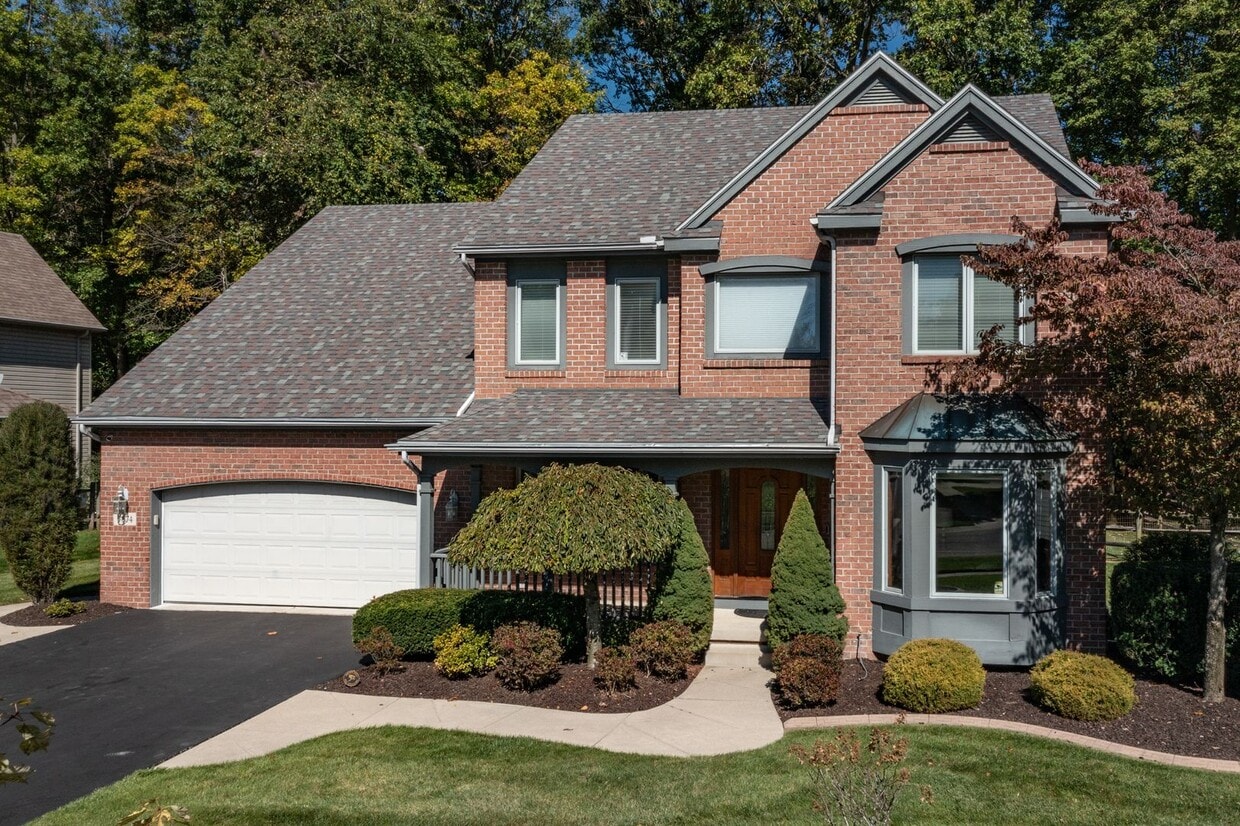 Primary Photo - 4 bed 2 full bath 2 half bath home in Lamb...