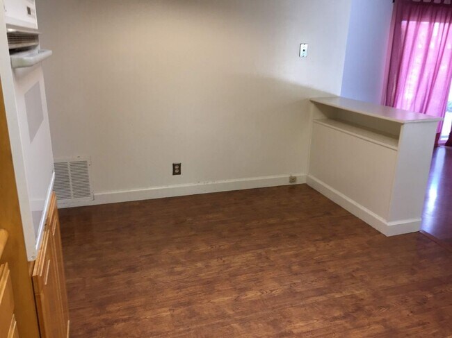 Foto del edificio - 4297 McKinnon Dr