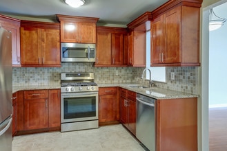 Building Photo - 92 Tulip Ln