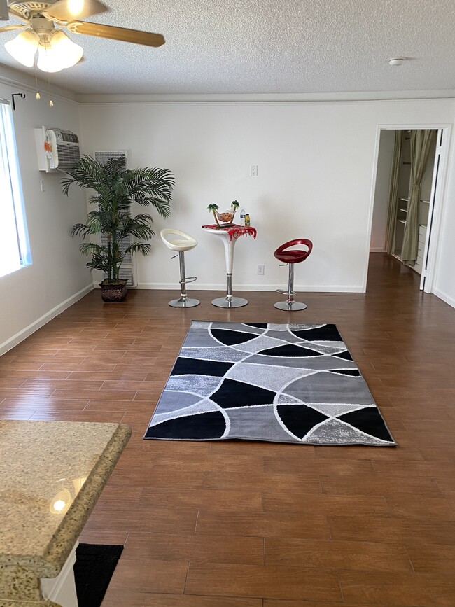 Building Photo - 1943 Vista Del Mar Ave