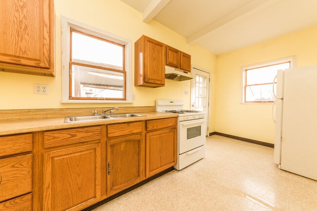 Building Photo - AVAILABLE AUGUST 2024 - Spacious 2 Bedroom...