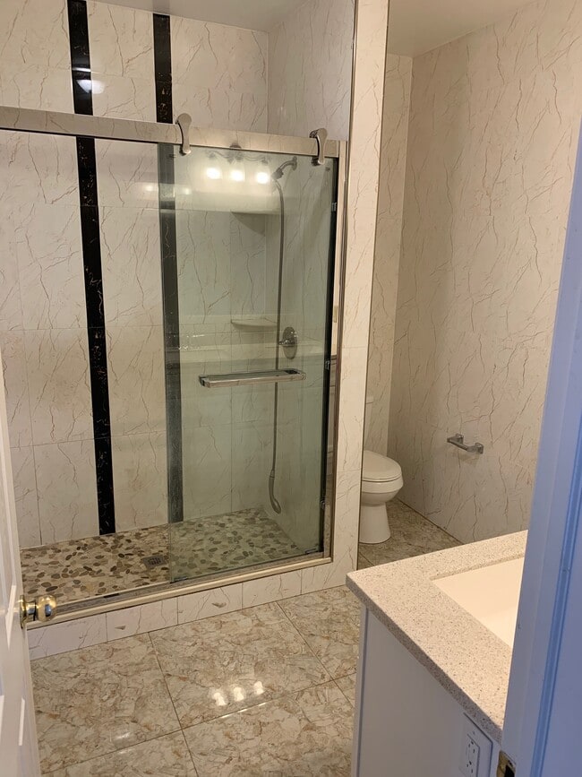 Full Bath - 33 Fuller Rd