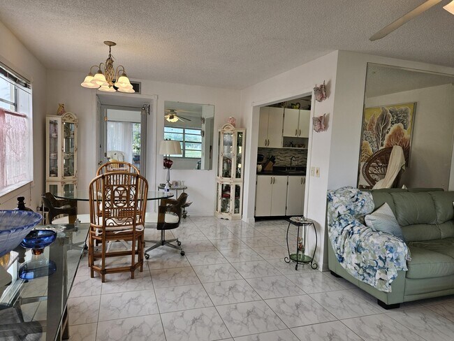 Foto del edificio - 224 Burgundy Ave