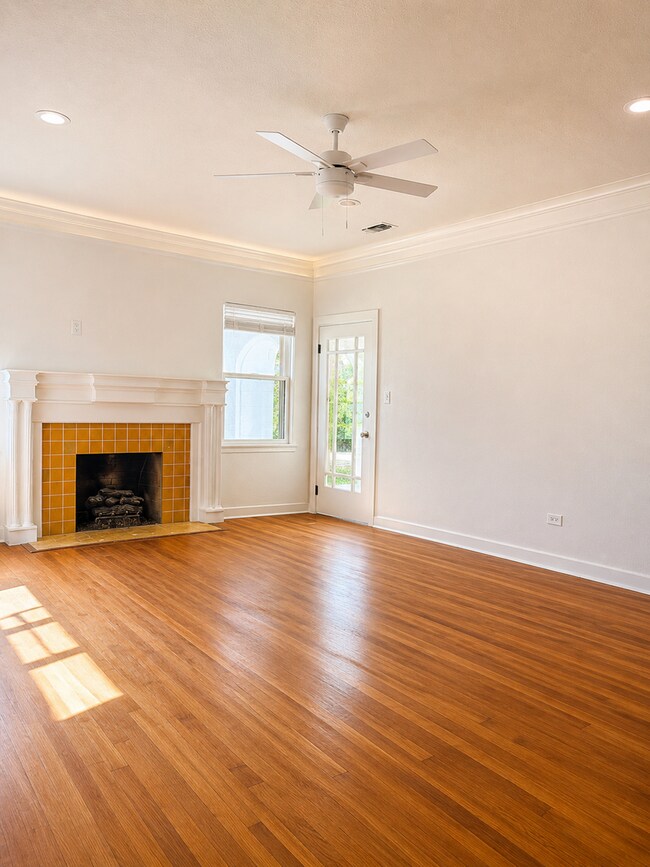 Building Photo - Sophisticated Style Just Minutes from TCU