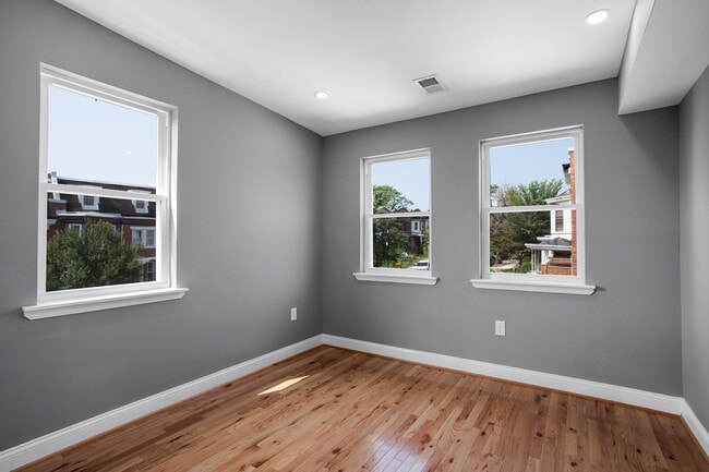 Building Photo - 2514 Brookfield Ave