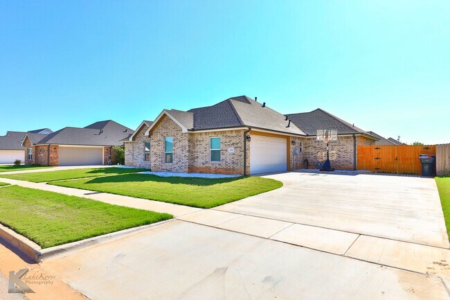 Building Photo - 4 bedroom, EXECUTIVE RENTAL!