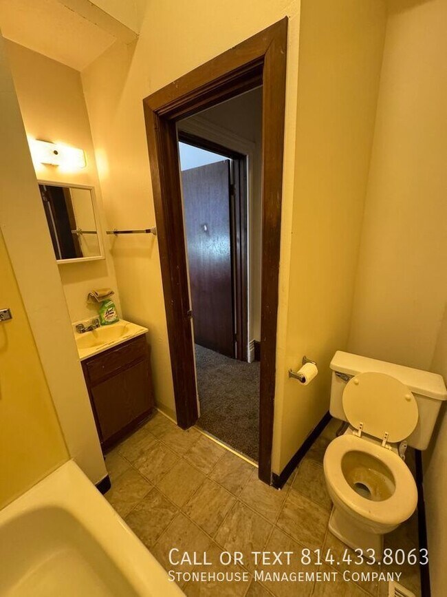 Building Photo - Nice first floor apartment and walking dis...