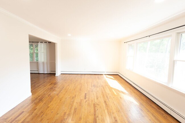 Foto del edificio - Spacious 4 - Bedroom, 2 Bathroom (Full Hou...