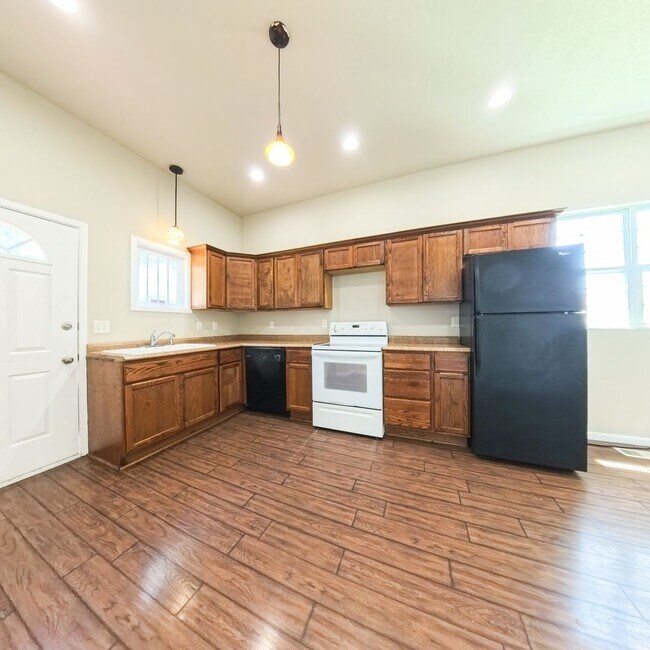 Building Photo - Newly updated 2 bedroom 1 bathroom