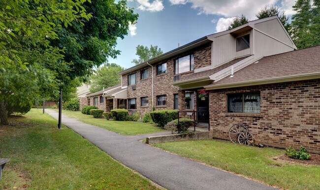 Foto del edificio - 12 Wolf Hill Rd