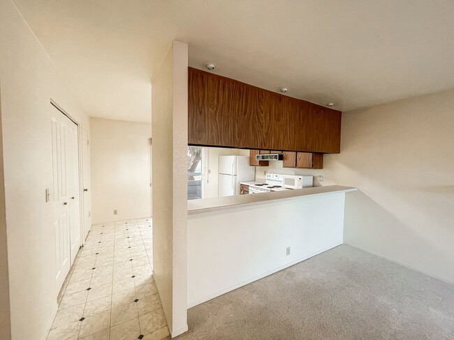 Building Photo - Spacious 2 bedroom, 2 bathroom Condo in Qu...
