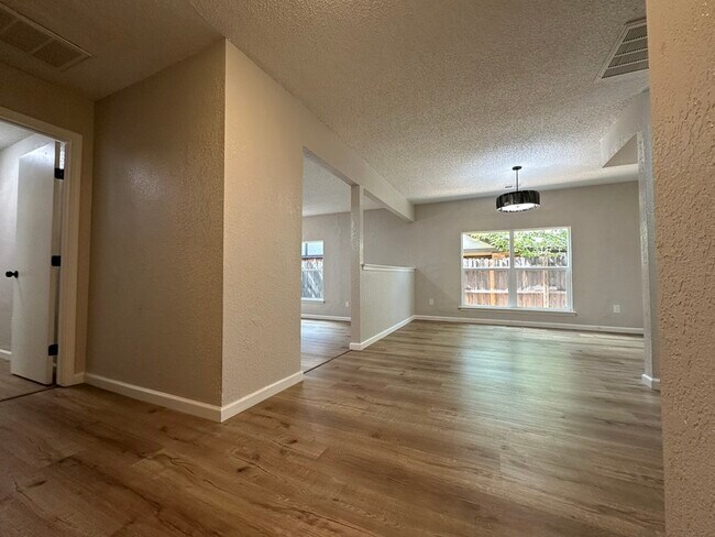 Foto del edificio - 8915 N Rockwell Dr