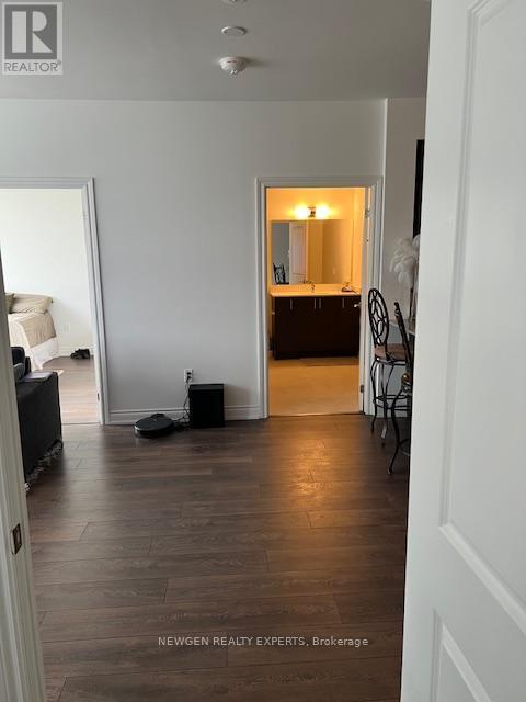 Building Photo - 1050 Main St E