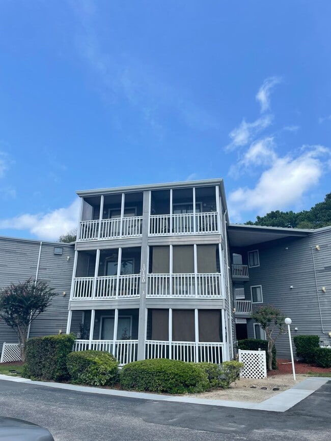Building Photo - 10170 Beach Dr SW