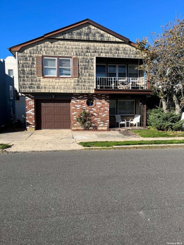 107 Mitchell Ave Unit 1st Fl, Long Beach, NY 11561 Room for Rent in