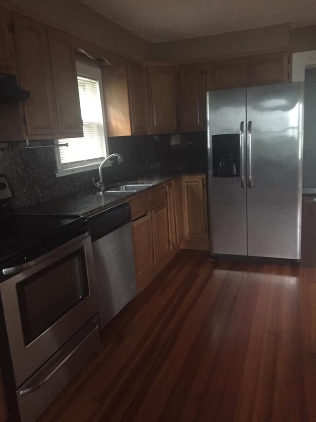 STAINLESS STEEL APPLIANCES INCLUDING A DISH WASHER , GRANITE COUNTER - 21 Oak St